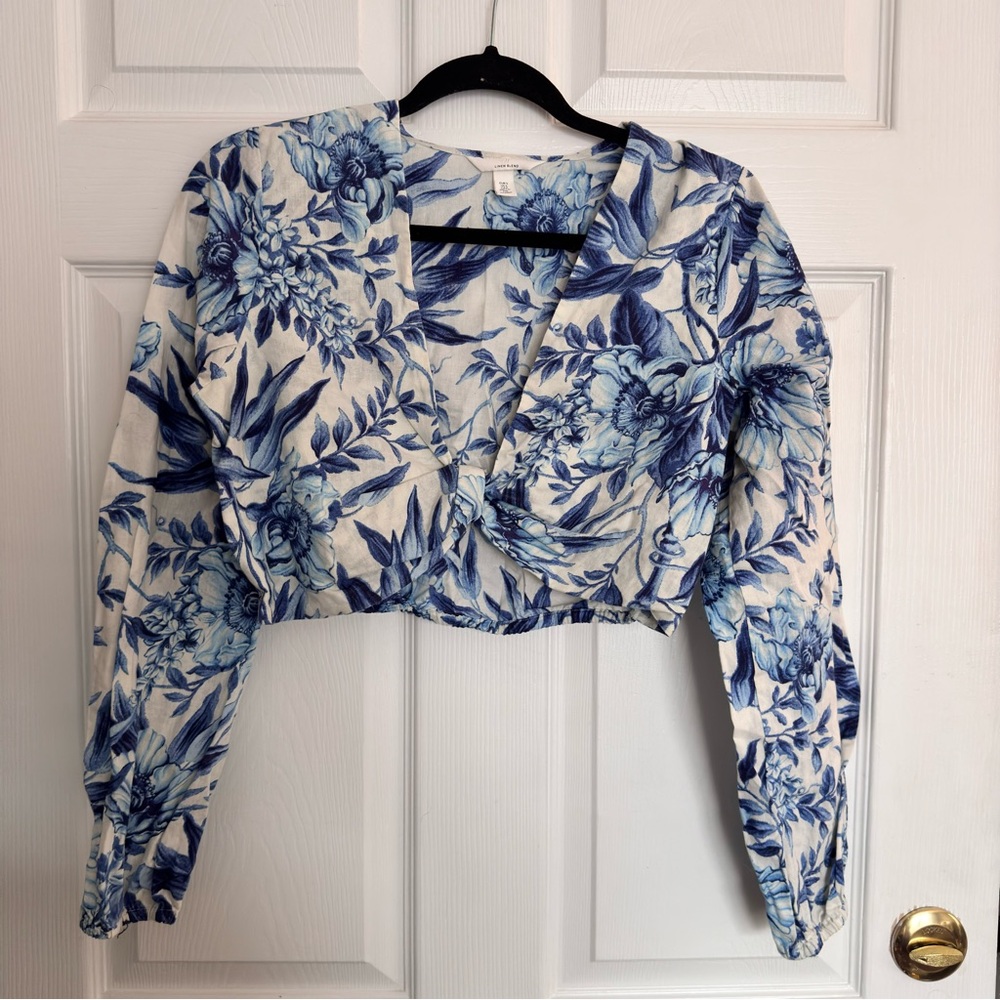 H&M blue and white tea floral printed cropped long sleeve top